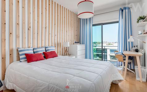 Quarto com roupeiros e varanda (12,60 m2)